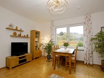Esstisch im Wohnzimmer (© Stadt Bad Dürkheim)