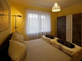 Schlafzimmer_Blick Richtung Schrank (© Stadt Bad Dürkheim)