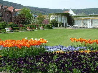 Gebäude mit Kurpark (© Stadt Bad Dürkheim)