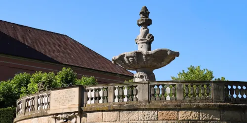 Valentin Ostertagbrunnen mit Geländer