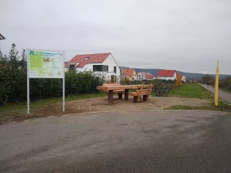 Barrierefreier Rastplatz mit Infotafel