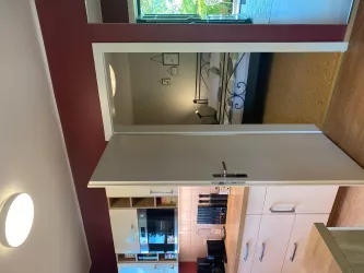 Blick durch die Küche ins Schlafzimmer