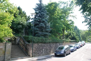 Treppenaufgang u. Parken