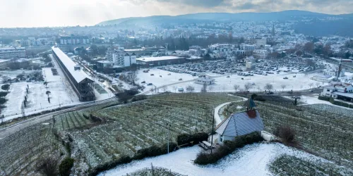 Michaeliskapelle im Schnee mit Blick auf die Stadt