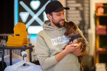 Inhaber mit seinem Hund
