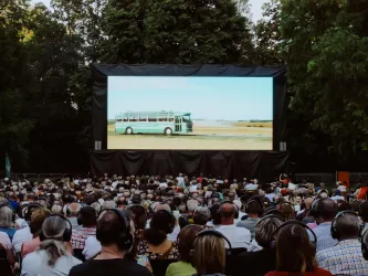Genieße ausgezeichnete Filme inmitten der Natur.