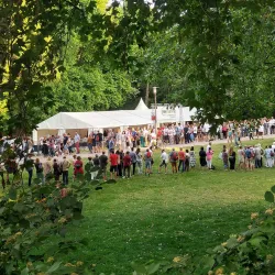 Essen und Trinken gibt es im Pop-Up Stand vor Ort.