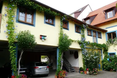 Hof mit Sommerflor (© Sabine Hofmann)