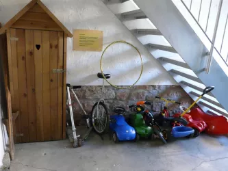 Unser Fuhrpark für die Kleinen+Spieleschrank (© Sabine Hofmann)