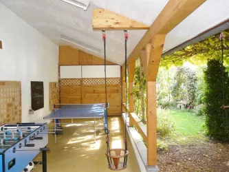überdachter Spiel Bereich und Garten (© Sabine Hofmann)
