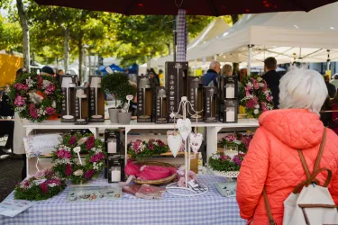Der Bauernmarkt bietet Gelegenheit zum Stöbern
.
