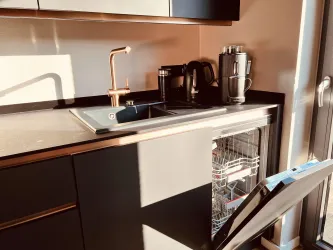 Küche mit Spülmaschine Kaffeemaschine usw.