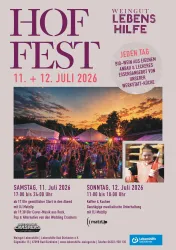 Ein fröhliches Hoffest mit festlicher Beleuchtung und bunten Zelten. Menschen genießen Speisen und Getränke in einer lebhaften Atmosphäre.