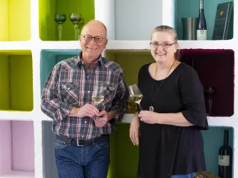 Weingut-Brenneis-Koch-Inhaber in Vinothek (© Lena Geib Photographie)