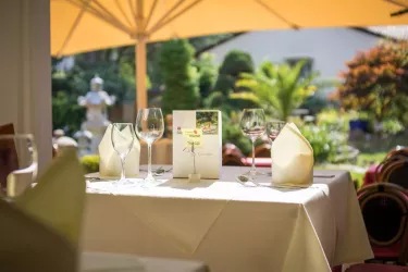 Restaurant mit Gartenblick