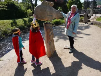 Gästeführerin mit Kindern