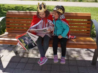Mädchen auf der Bank im Kurpark