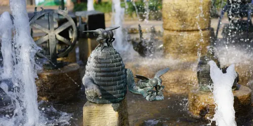 Wurstmarktbrunnen Honigbienen im Detail