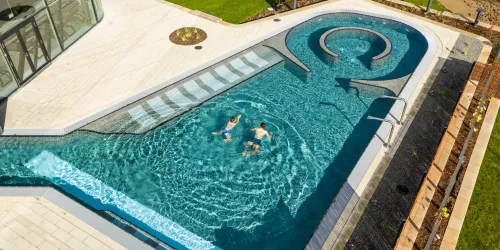 Thermalwasseraußenbecken von oben