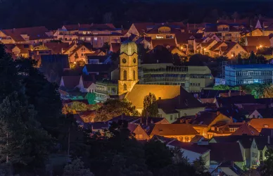 Luftansicht auf die Burgkirche bei Nacht