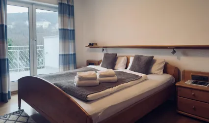 Schlafzimmer 1 mit Balkon & großem Wandkleiderschrank