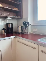 Küche mit hochwertiger Ausstattung wie Kochbesteckt, Wasserkocher & Filterkaffeemaschine