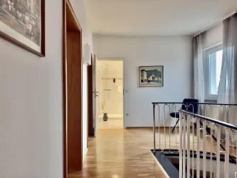 Flur im ersten Obergeschoss mit Blick aufs Badezimmer