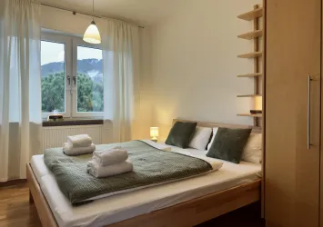 Schlafzimmer 2 mit Kleiderschrank