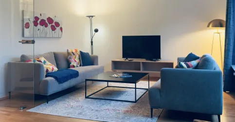 Wohnzimmer mit 2 Sofas & Smart-TV Gerät