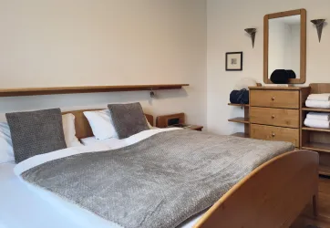 Schlafzimmer 1 mit Sideboard & Wandspiegel