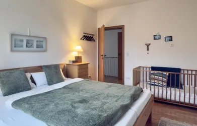 Schlafzimmer 3 mit Doppelbett , Kommode und Babybett