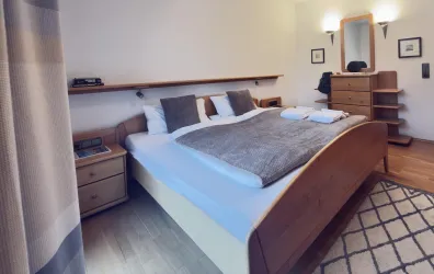 Schlafzimmer 1 mit Sideboard & Wandspiegel