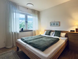 Schlafzimmer 3 mit Doppelbett & Kleiderschrank