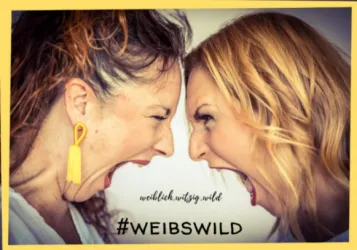 Zwei Frauen schreien sich an, mit intensiven Gesichtsausdrücken. Der Hintergrund ist neutral, und das Bild hat den Hashtag #weibswild.