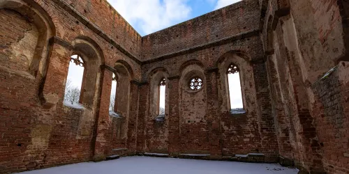 Innenraum der Klosterruine im Schnee