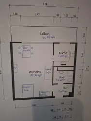 Eine Grundrissskizze einer Wohnung mit verschiedenen Räumen. Die Räume sind klar beschriftet und die Maße sind angegeben.