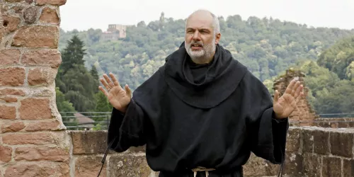 Mönch mit Klosterruine Limburg im Hintergrund