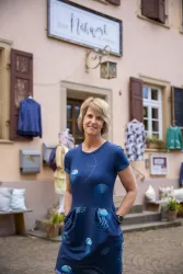Inhaberin vor dem Geschäft