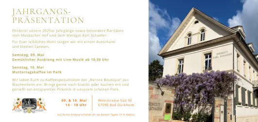 Eine Einladung zur Jahrgangspräsentation in einem sonnigen Gebäude. Die Veranstaltung findet an zwei Terminen statt, inklusive musikalischer Unterhaltung.