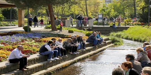 Besucher am Kaskadenbecken (© Stadt Bad Dürkheim)