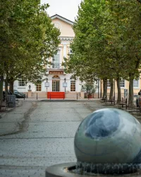 Über den Schlossplatz erreicht man das Kurhaus
