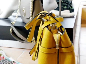 Detailaufnahme einer stylishen Handtasche