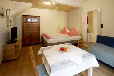 Wohn-Schlafraum mit Blick zum Doppelbett (© Stadt Bad Dürkheim)
