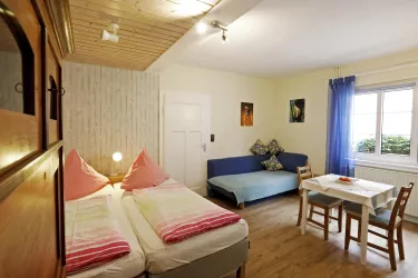 Wohn-Schlafraum mit Blick Richtung Esstisch (© Stadt Bad Dürkheim)