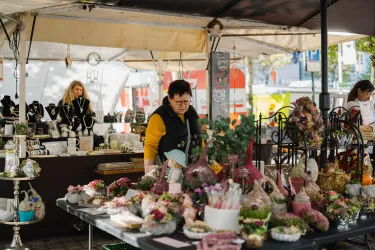 Viele handgefertigte Produkte werden angeboten.
