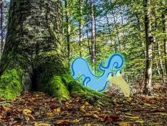 Ein bunter cartoonartiger Vogel sitzt an der Basis eines großen Baumes im Wald. Der Boden ist mit bunten Blättern und grünem Moos bedeckt.