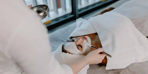 Gesichtsbehandlung mit Pinsel