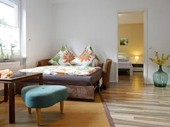 Schlafcouch im Wohnzimmer ausgezogen (© Stadt Bad Dürkheim)