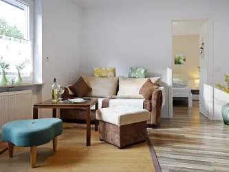 Wohnzimmer mit ausziehbarer Schlafcouch (© Stadt Bad Dürkheim)