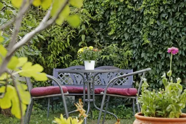 Sitzecke Garten im Sommer (© Stadt Bad Dürkheim)